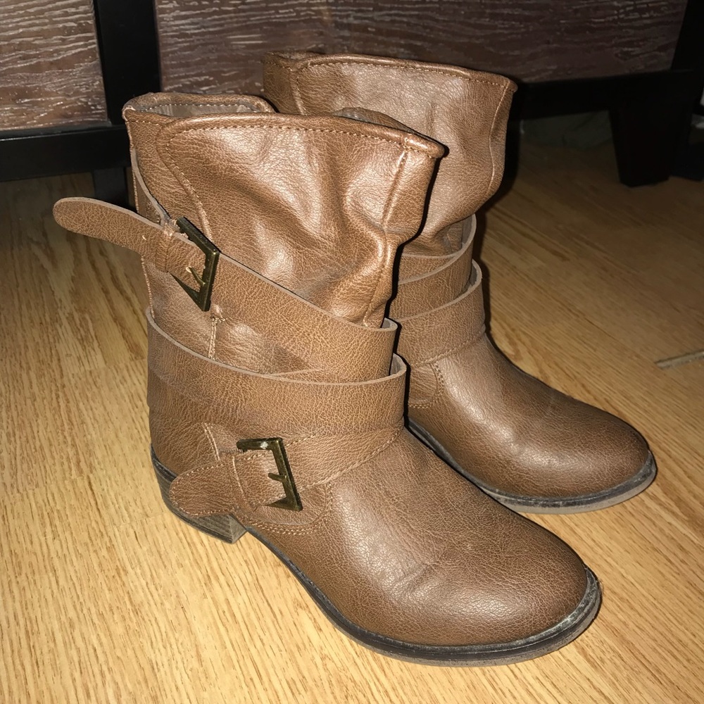 Tan boots 👢